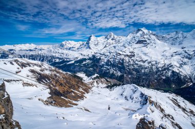 İsviçre Alpleri'ndeki ünlü zirveleri Eiger, Monch ve Jungfrau'nun nefes kesen panoramik manzarası