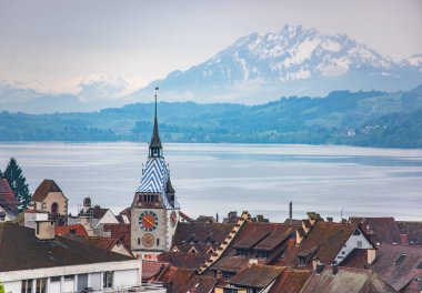 İsviçre 'nin Zug kentindeki çatıların güzel panoramik manzarası.