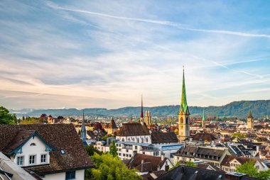 Şehrin çatılarının ve kulelerinin panoramik manzarası. Zürih 'te. İsviçre