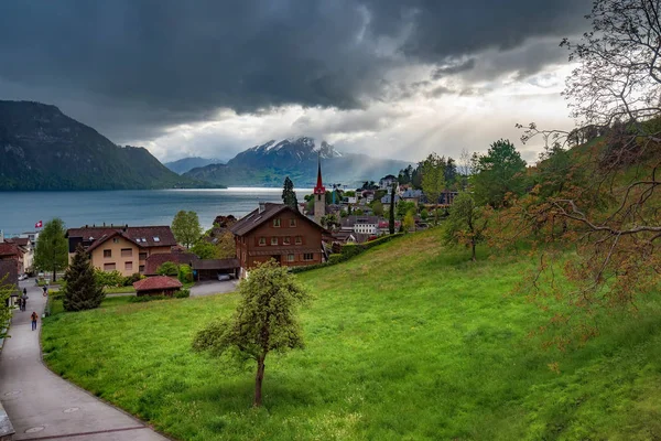 Village Weggis no lago Lucerna sob nuvens dramáticas, Suíça — Fotografia de Stock