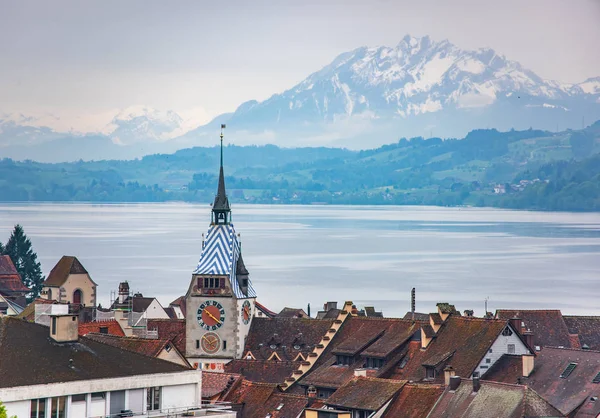 Hermosa vista panorámica en los tejados en el casco antiguo de Zug, Suiza — Foto de Stock