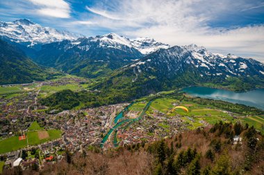 Harder Kulm View point, İsviçre'den Interlaken ve İsviçre Alpleri üzerinde nefes kesen hava manzarası