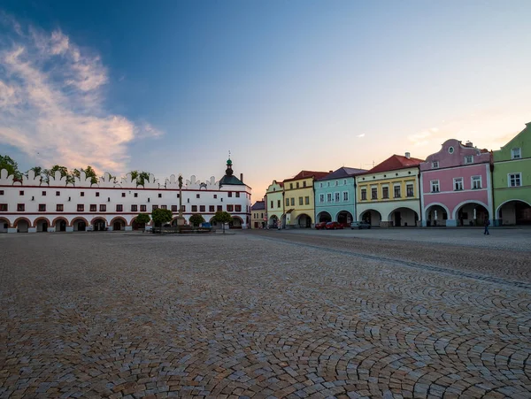 Reggeli kilátás reneszánsz épület Husovo téren, Nove Mesto nad Metuji, Csehország — Stock Fotó
