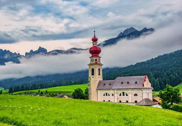 Hermoso paisaje alpino de la ciudad de Vallabassa con la iglesia de San Esteban, Alpes Dolomitas, Italia — Foto de Stock