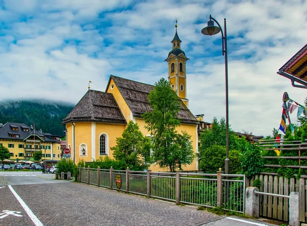 Trinity templom Vallabassa város, Dolomite Alpok, Olaszország — Stock Fotó