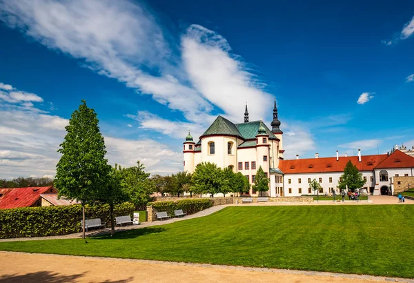 Public garden and baroque Church of the Discovery of the Holy Cross in Litomysl, Czech Republic — Stock Photo, Image