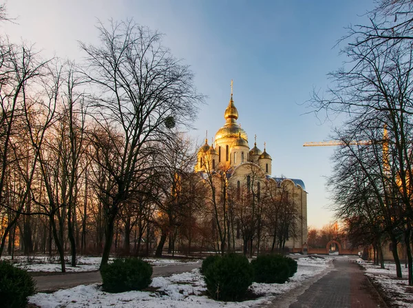 Soborny openbare tuin en St. Michael 's in Cherkasy, Oekraïne op zonnige winterochtend — Stockfoto