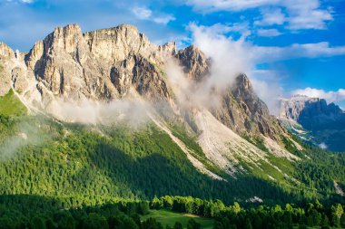 Puez-Odle dağ sırasının panoramik manzarası, Dolomite Alpleri, İtalya