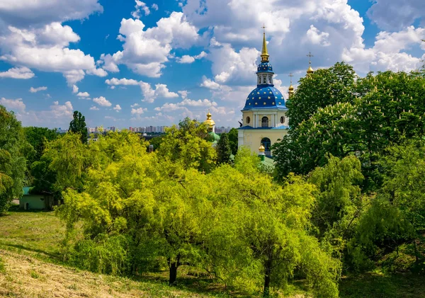 Vydubychi Klooster complex in de lente, Kiev, Oekraïne — Stockfoto