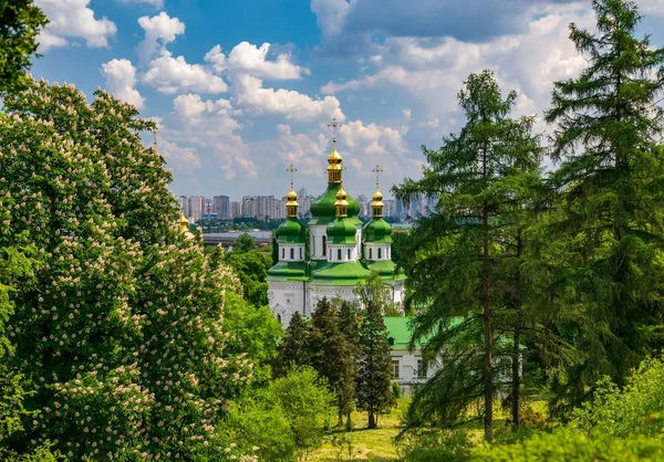 Vydubychi Klooster complex in de lente, Kiev, Oekraïne — Stockfoto