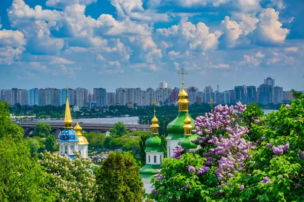 Vydubychi Klooster complex in de lente, Kiev, Oekraïne — Stockfoto