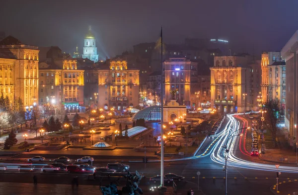 独立広場、キエフの中央広場とウクライナ革命の中心部の夜のパノラマ、ウクライナ — ストック写真