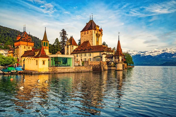 Incroyable château d'Oberhofen sur le lac de Thun, Suisse — Photo