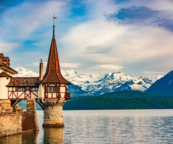 Torre romántica del increíble castillo de Oberhofen en el lago Thun, Suiza — Foto de Stock