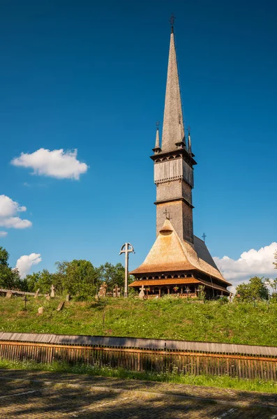 Традиционная деревянная церковь Марамурес. Объект мирового наследия ЮНЕСКО. Surdesti, Maramures, Румыния — стоковое фото