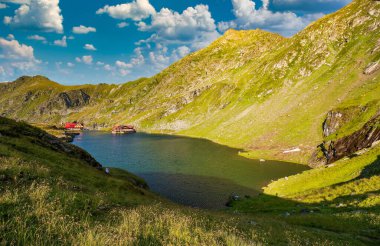 Transfagarasan Balea Buzul Gölü 'nün parlak sudaki muhteşem manzarası.