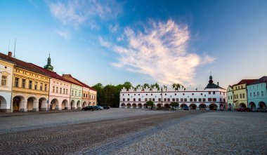 Husovo Meydanı 'ndaki Rönesans binasının sabah manzarası, Nove Mesto nad Metuji, Çek Cumhuriyeti