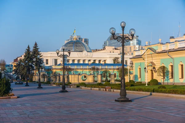 Widok na plac Mariyinska w Kijowie, Ukraina. Rząd latarni, pałac Mariyinsky i ukraiński budynek parlamentu — Zdjęcie stockowe