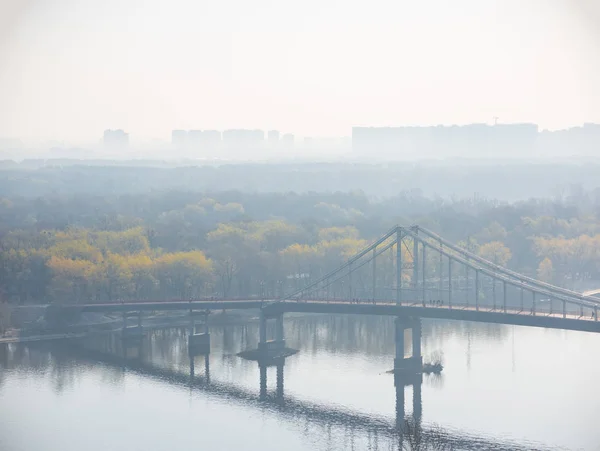 Őrült reggeli kilátás gyalogos Park Bridge, Trukhaniv sziget és bal partján Dnyeper folyó Kijevben, Ukrajna — Stock Fotó