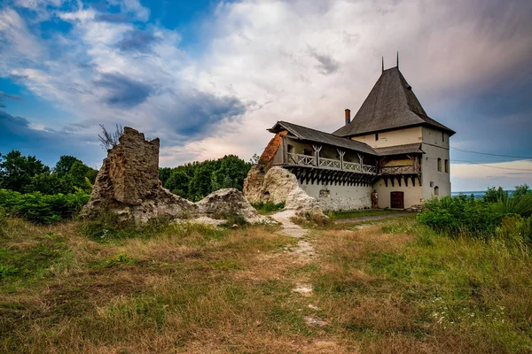 Stunning view of medieval Halych Castle, Halych, Ivano-Frankivsk region, Ukraine — Stock Photo, Image