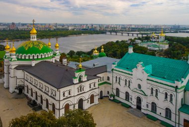 Refectory Kilisesi, Kyiv Pechersk Lavra manastırı ve Dinyeper nehri, Kyiv, Ukrayna 'daki Uzak Mağaralar' daki mimari kompleks. Yüksek açı. Unesco Dünya Mirası Sitesi