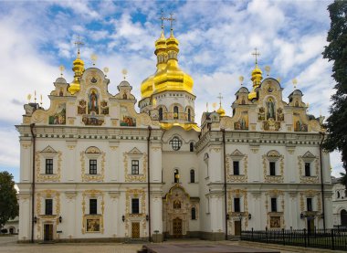 Kyiv Pechersk Lavra Manastırı 'ndaki Katedral, Ukrayna, Kyiv, gökyüzünün altında yeniden inşa edildi. Unesco Dünya Mirası Sitesi