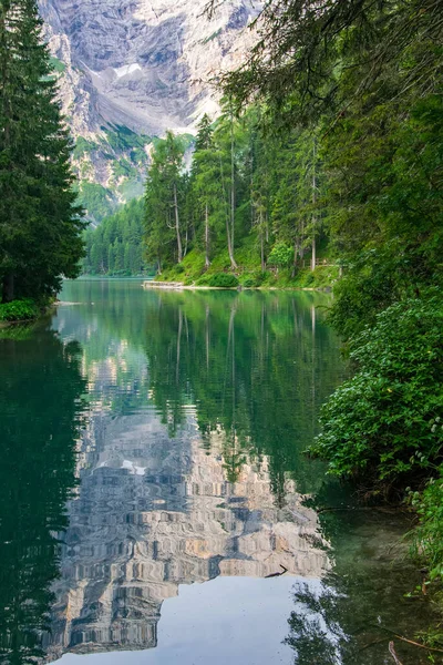 Cenário Incrível Lago Braies Lago Braies Fundo Dos Alpes Sul — Fotografia de Stock