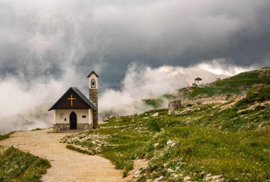Dolomites içinde dağ kilisede Tre Cime di Lavaredo ulusal parkında bulutlu yaz günü, İtalya