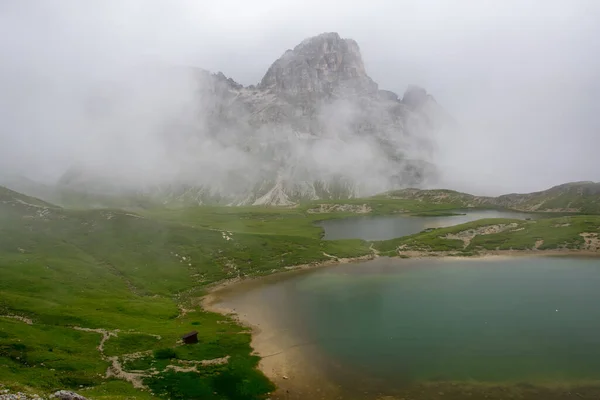 在雾中的皮亚诺湖 有着令人惊奇的碧绿的水色 白云石中的高山湖 Tre Cime Lavaredo意大利国家公园 — 图库照片