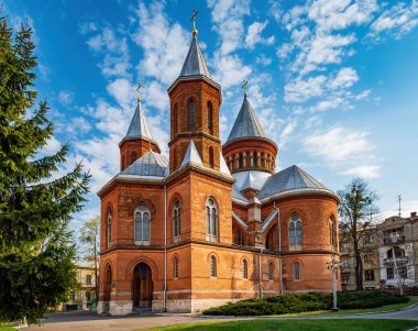 Kutsal Havariler Ermeni Kilisesi 'nin çarpıcı manzarası Peter ve Paul, Doğu Ayini Ermeni Katolik Kilisesi Çernivtsi, Ukrayna