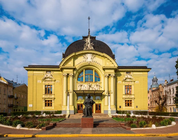 Εκπληκτική Θέα Του Θεάτρου Opera Στην Πόλη Chernivtsy Την Ηλιόλουστη — Φωτογραφία Αρχείου