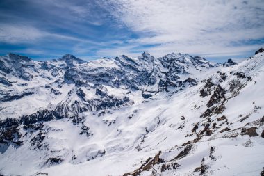 Grosshorn, Breithorn, Gspaltenhorn, Morgenhorn ve Wyssi Frau 'nun nefes kesici panoramik manzarası Bernese Oberland, İsviçre Alpleri, İsviçre