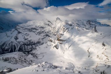 Bernese Oberland, İsviçre Alpleri 'ndeki Schilthorn zirvesinden Gspaltenhorn' un resimli panoramik görüntüsü