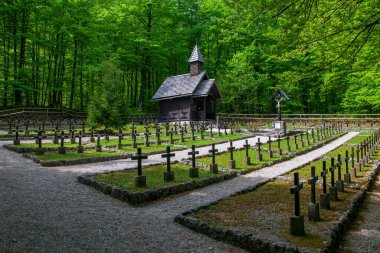 Ünlü Bohinj Gölü yakınlarındaki I. Dünya Savaşı Mezarlığı, Ukanc, Slovenya