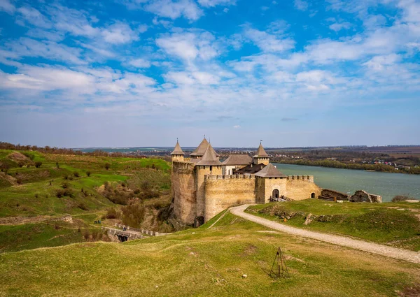 Schilderachtig panoramisch uitzicht op de middeleeuwse vesting Khotyn, Chernivtsi regio. Oekraïne — Stockfoto