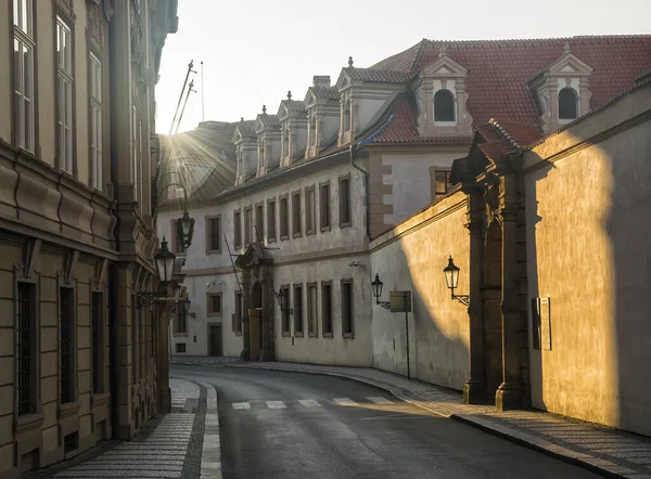 Пустая улица утром в старом городе Праги — стоковое фото