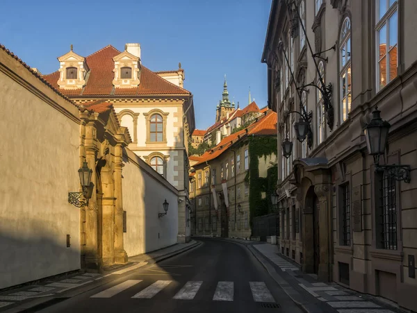 Calle vacía por la mañana en la ciudad vieja de Praga — Foto de Stock