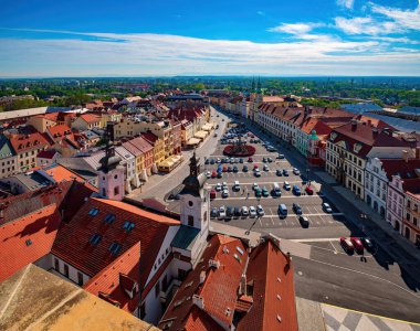 Beyaz Kule 'den, Çek Cumhuriyeti' nin Hradec Kralove Meydanı 'nın muhteşem manzarası. Belediye binasının çatı ve kuleleri, salgın sütunları, rönesans eski binaları, kırmızı Spulaku evi ve varsayım kilisesi.