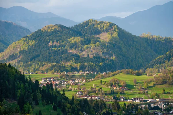 Valle Alpino Iluminado Por Sol Montaña Hom Pueblo Esloveno Podhom — Foto de Stock