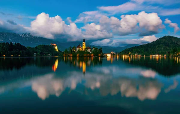 Csodálatos Kilátás Nyílik Bled Tóra Megvilágított Zarándoklati Templomra Szigeten Festői — Stock Fotó