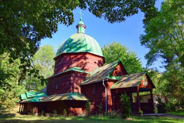 Ortaçağ Yunan Katolik ahşap kilisesi St. Onuphrius, Busk, Lviv bölgesi, Ukrayna 'nın dallı doğal manzarası