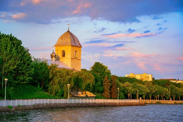 テルノピル池 テルノピル ウクライナ上のクロス教会の高揚感の素晴らしい景色 絵のようなカラフルな空 — ストック写真