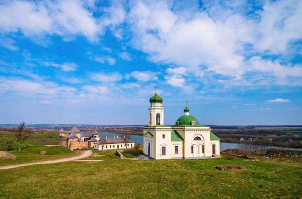 Γραφική Πανοραμική Θέα Της Εκκλησίας Alexander Nevsky Και Μεσαιωνικό Φρούριο — Φωτογραφία Αρχείου