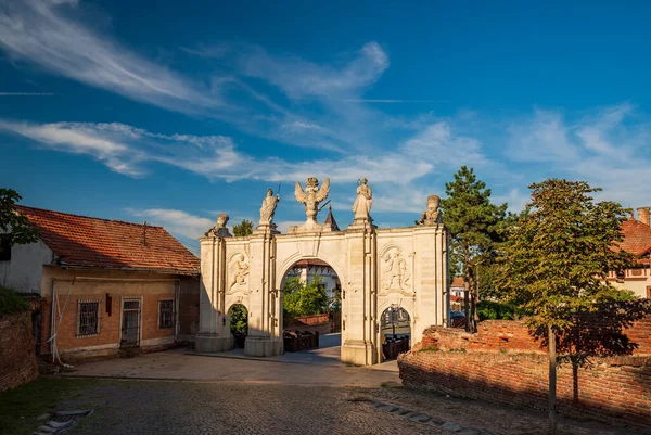 Güneşli yaz gününde, Alba Iulia, Transilvanya, Romanya 'nın Alba Carolina Kalesi' nin Birinci Kapısı manzaralı gökyüzü