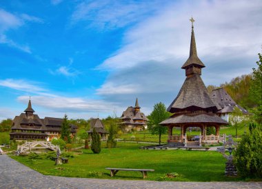 Romanya 'nın Barsana manastırının geleneksel Maramures ahşap mimarisi. Resimli gökyüzü