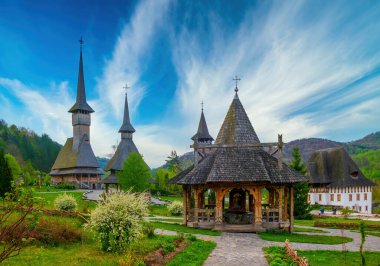 Romanya 'nın Barsana manastırının geleneksel Maramures ahşap mimarisi. Resimli gökyüzü