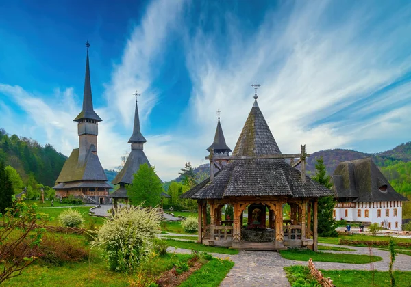 Romanya 'nın Barsana manastırının geleneksel Maramures ahşap mimarisi. Resimli gökyüzü