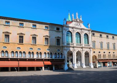 Piazza dei Signori, Vicenza, İtalya 'da San Vincenzo Kilisesi ile Palazzo del Monte di Pieta' nın manzarası