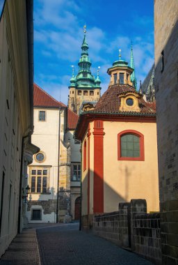 Prag Kalesi 'ndeki boş dar bir sokak. Nepomuk Kilisesi ve arka planda St. Vitus Katedrali Kulesi, Prag, Çek Cumhuriyeti