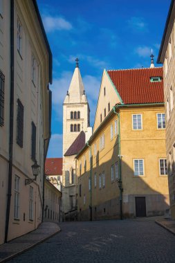 Prag Kalesi 'ndeki boş dar bir sokak. Arka planda Aziz George Bazilikası Kulesi, Prag, Çek Cumhuriyeti.